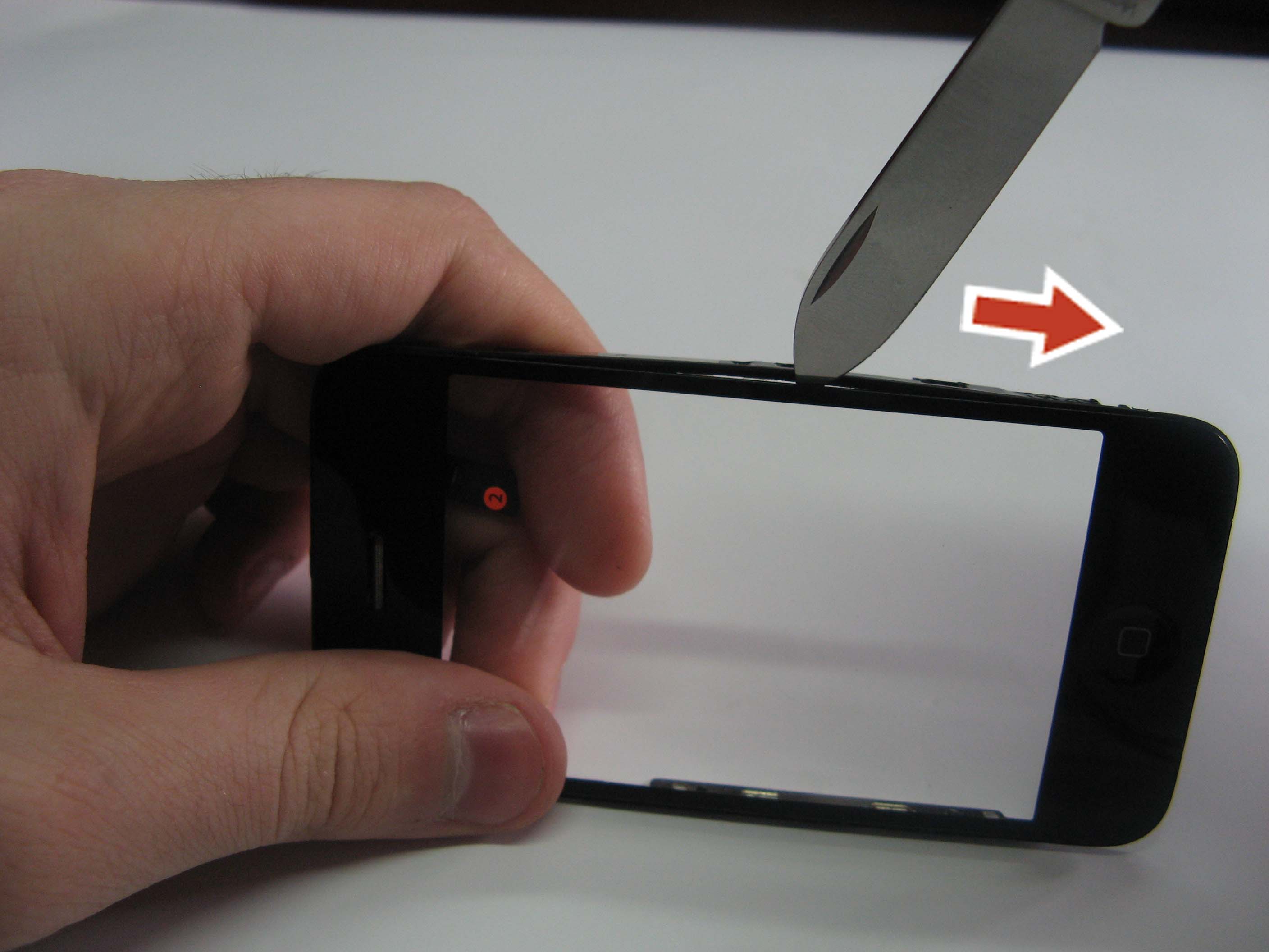 Вставляем ножик в щель между рамой и дисплеем на iPhone 3G
